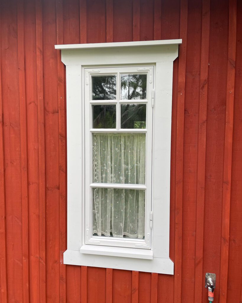 Litet fönster med spröjs